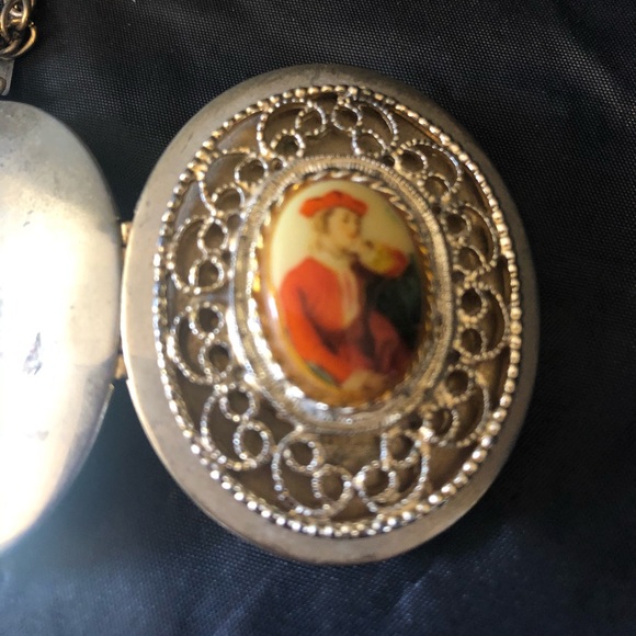 Locket Victorian portrait cameo filigree necklace - Picture 6 of 9